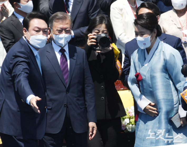 윤석열 대통령이 문재인 전대통령을 배응하고 있다. 국회사진취재단