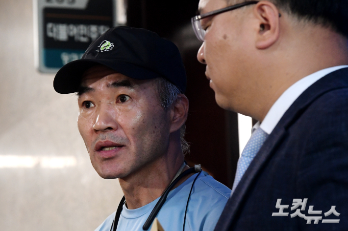 서해 피격 공무원의 형 이래진 씨(왼쪽). 윤창원 기자