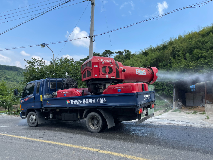 축산농가 소독 지원. 경남도청 제공