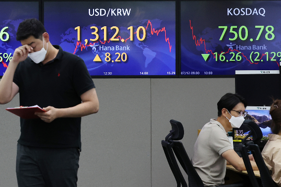 코스닥지수가 750.78로 마감한 12일 오후 서울 중구 하나은행 본점 딜링룸에서 직원들이 업무를 보고 있다. 연합뉴스