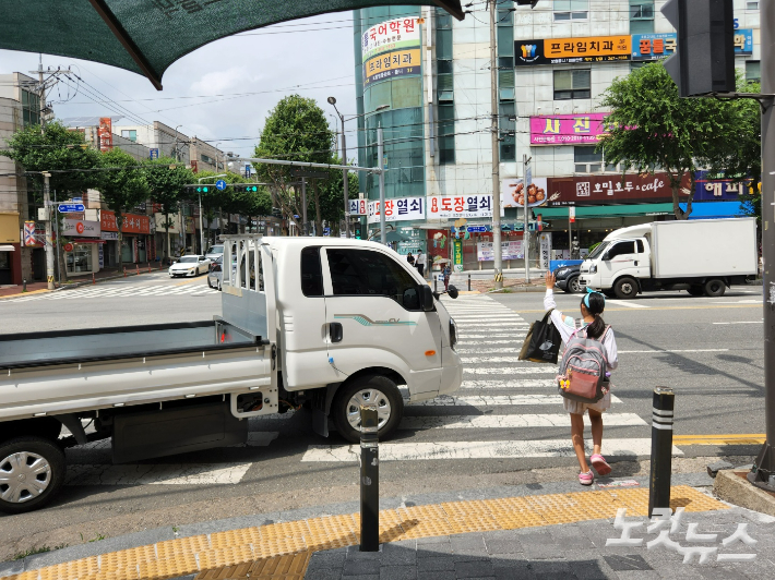 보행자 보호의무가 강화된 도로교통법 시행 첫날인 12일 광주 북구 문흥동 한 교차로에서 초등학생이 횡단보도를 건너고 있다. 김한영 기자