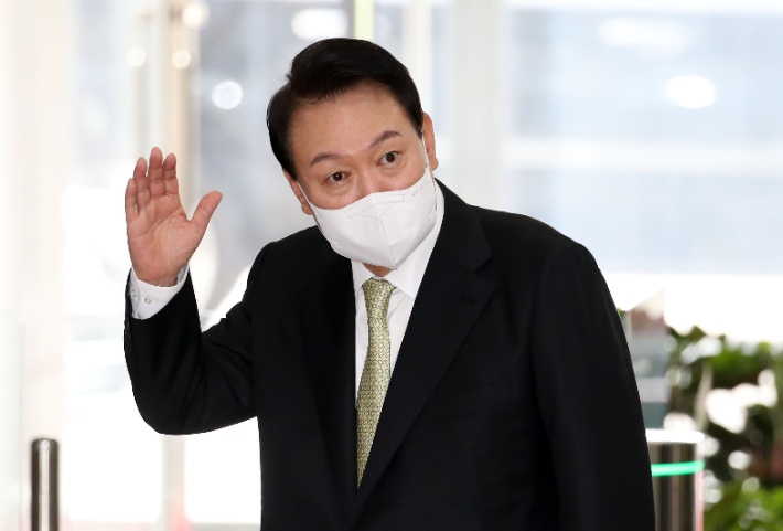 윤석열 대통령이 지난 12일 서울 용산 대통령실 청사로 출근하며 기자들과 질의응답을 마친 뒤 인사하는 모습. 연합뉴스