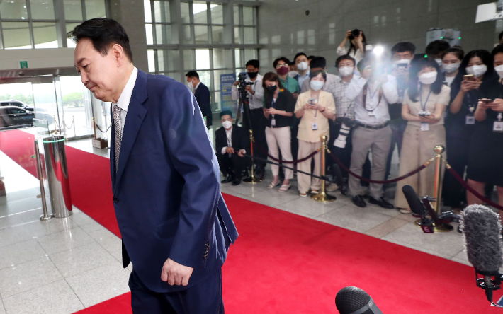 윤석열 대통령이 서울 용산 대통령실 청사로 출근하는 모습. 연합뉴스