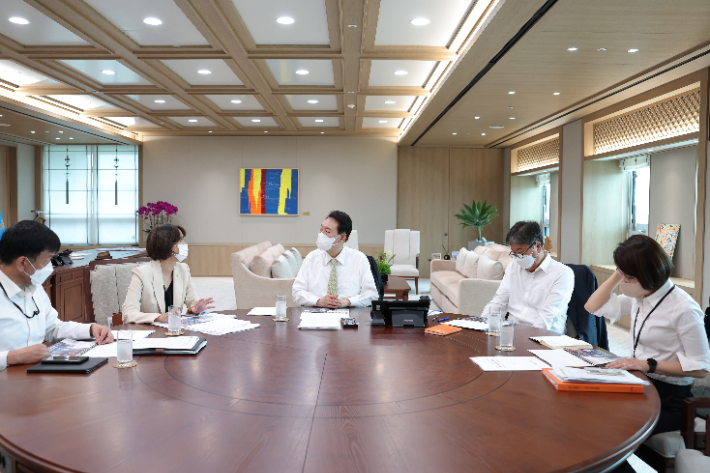 윤석열 대통령이 지난 12일 오전 서울 용산 대통령실 청사 집무실에서 이영 중소벤처기업부 장관(왼쪽 두 번째)으로부터 업무보고를 받는 모습. 연합뉴스