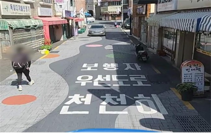 부산시는 13일 부산진구 전포카페거리 등 보·차도 미분리 도로 13곳을 '보행자우선도로'로 지정한다. 부산시 제공 