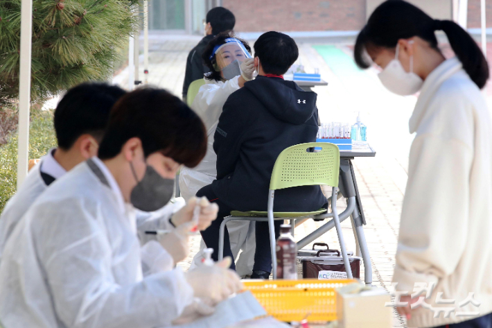 지난 3월 서울 관악구 인헌중학교에서 한 학생이 코로나19 대응 현장 이동형 PCR(유전자증폭) 검사를 받고 있다. 박종민 기자