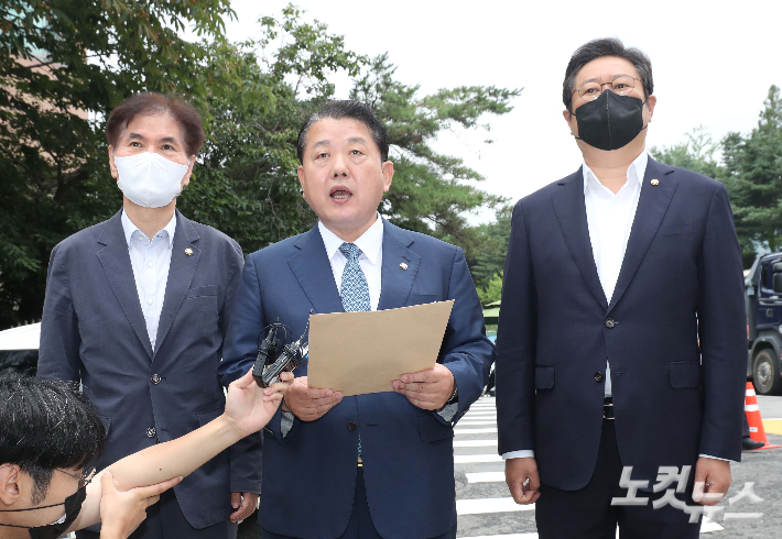 김병주 더불어민주당 서해 공무원 사망사건 TF 단장이 지난 8일 서울 용산구 국방부 앞에서 서해 공무원 사망사건 최종수사발표에 관한 대통령실(국가안보실) 개입 관련 서면질의서를 전달에 앞서 발언하고 있다. 왼쪽부터 이용선 의원, 김 단장, 황희 의원. 국회사진취재단