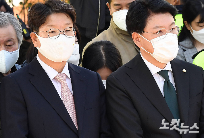 국민의힘 권성동 당 대표 직무대행 겸 원내대표(왼쪽)와 장제원 의원. 박종민 기자