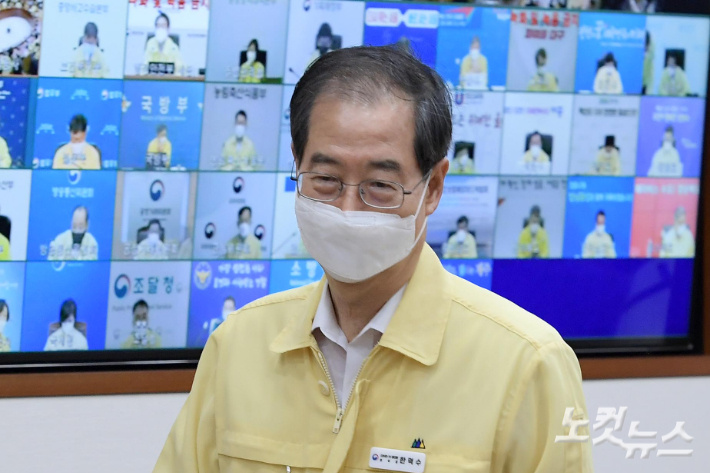 한덕수 국무총리가13일 정부서울청사에서 열린 코로나19 중앙재난안전대책본부(중대본) 회의에 참석하고 있다. 한 총리는 "4차접종 대상을 50대와 18세 이상 기저질환자로 확대한다"고 밝혔다. 박종민 기자