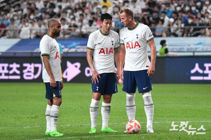 대화 나누는 모우라-손흥민-케인