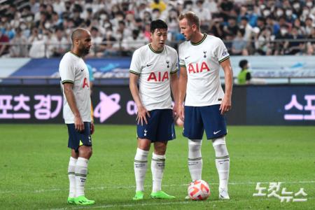 대화 나누는 모우라-손흥민-케인