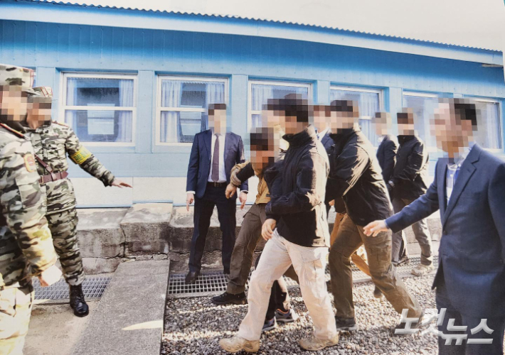 통일부는 지난 2019년 11월 판문점에서 탈북어민 2명을 북한으로 송환하던 당시 촬영한 사진을 12일 공개했다. 당시 정부는 북한 선원 2명이 동료 16명을 살해하고 탈북해 귀순 의사를 밝혔으나 판문점을 통해 북한으로 추방했다. 통일부 제공