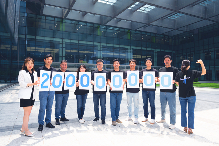 삼성전자 SmartThings팀 정재연 상무와 임직원들이 파인드 노드 2억 돌파를 축하하고 있다. 삼성전자 제공.