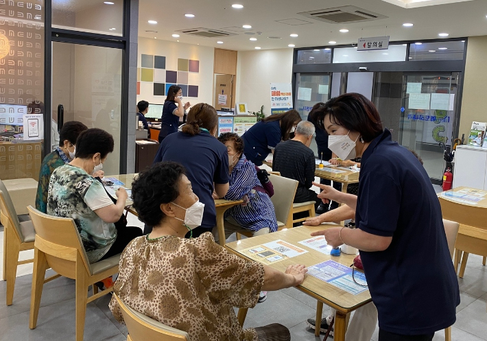 국민건강보험공단 서울강원지역본부는 이달부터 연말까지 취약계층을 위한 단체건강검진 동행서비스를 실시한다. 국민건강보험공단 서울강원지역본부 제공