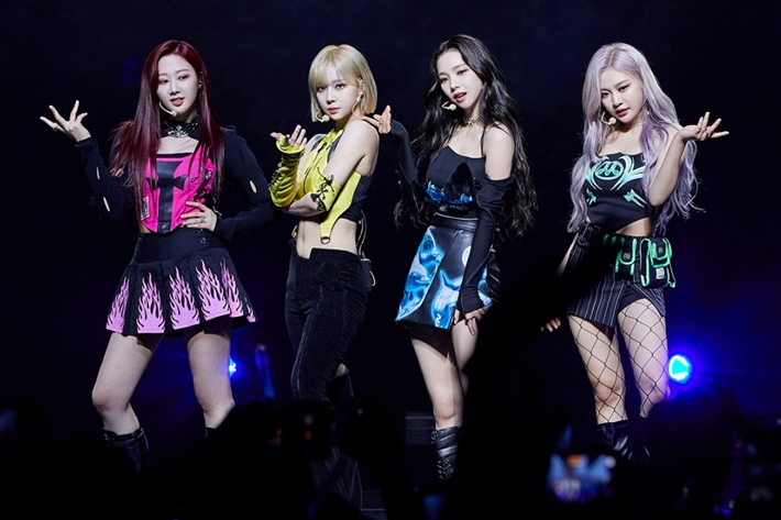 여성 아이돌 그룹 에스파가 지난 8일 발매한 두 번째 미니앨범 '걸스'로 발매 첫 주 판매량 100만 장을 돌파했다. SM엔터테인먼트 제공