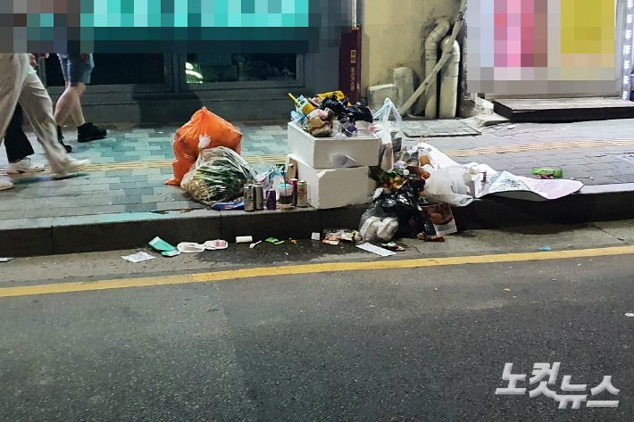 부산 광안리해수욕장 인도에 쌓인 쓰레기. 부산CBS