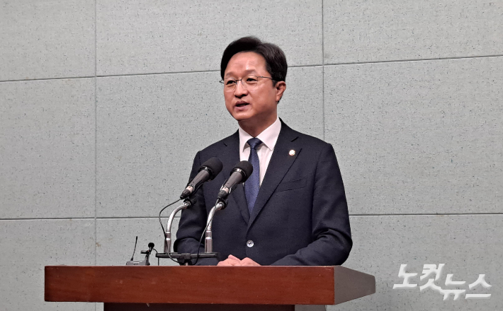 더불어민주당 강병원 국회의원(서울 은평구을)이 14일 전북도의회에서 기자회견을 하고 있다. 김용완 기자