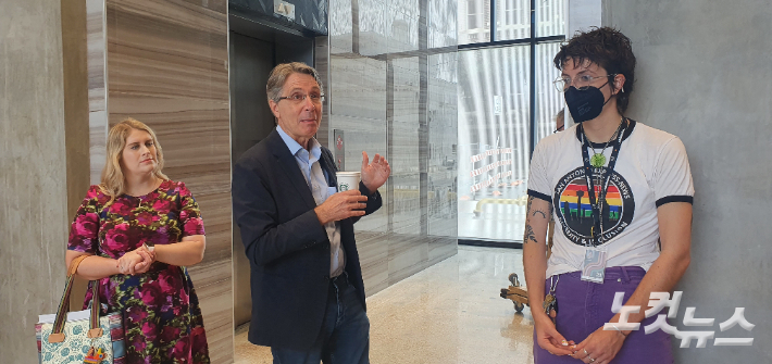 San Antonio Express의 Marc Duvoisin 편집장.