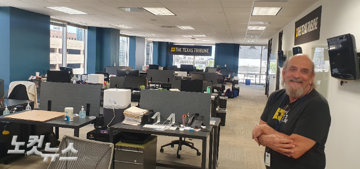 Texas Tribune 운영 관리자 John Jordan이 해당 매체에 대해 설명하고 있다.