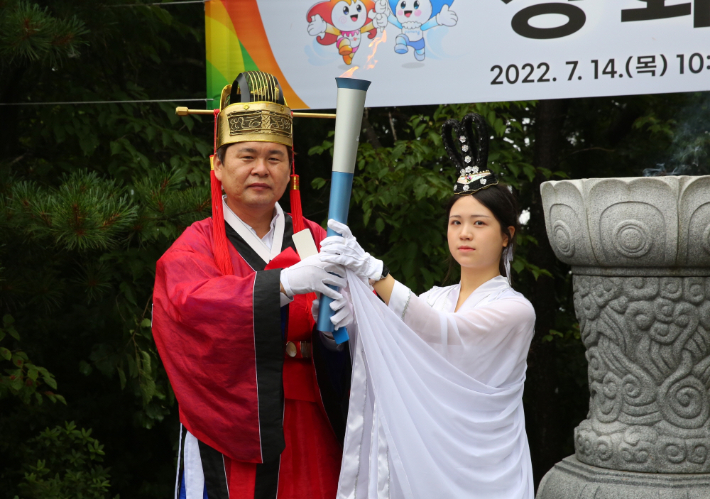  김호진 경주시 부시장이 토함산에서 도민체전 성화를 채화하고 있다. 경주시 제공