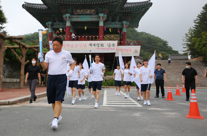 토함산에서 채화한 도민체전 성화를 시민들이 봉송하고 있다. 경주시 제공