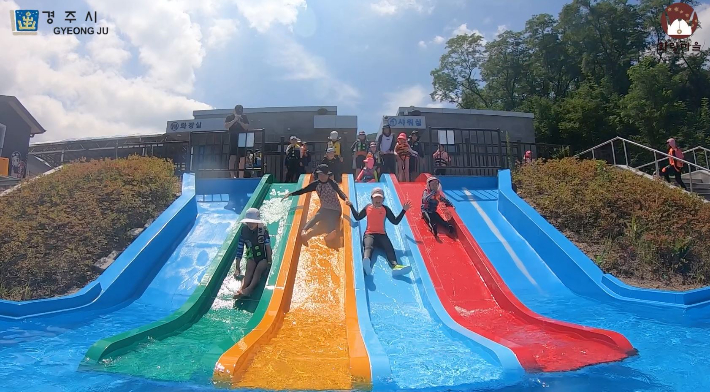 경주 화랑마을 수영장. 경주시 제공