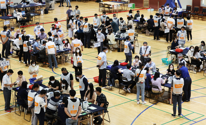 14일 오전 경기도 수원시 보훈재활체육센터 종합체육관에서 열린 '안산시장선거 선거소청 검증'에서 관계자들이 재검표를 하고 있다.  연합뉴스