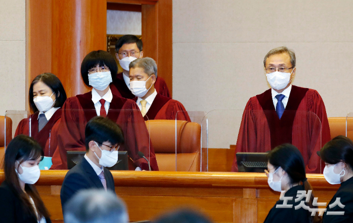 유남석 헌법재판소장을 비롯한 재판관들이 14일 서울 종로구 헌법재판소 대심판정에서 열린 사형 부분에 대한 헌법소원 사건 공개변론에 입장하고 있다. 박종민 기자