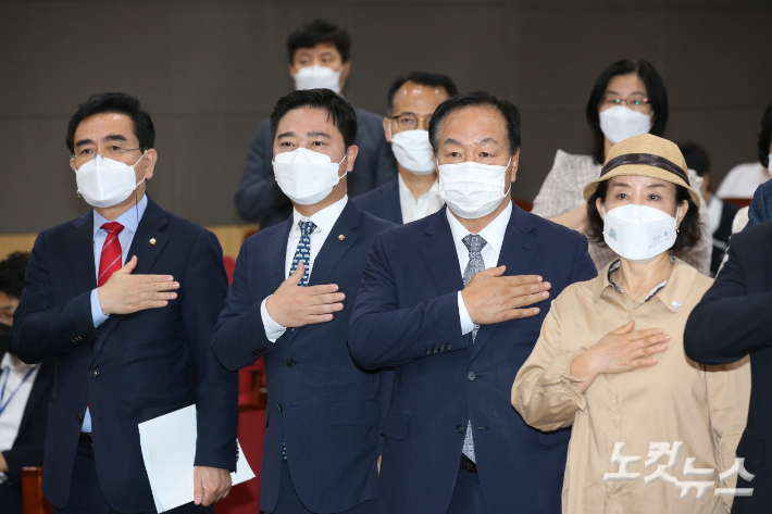 국민의힘 한기호 사무총장, 태영호·지성호 의원, 박선영 물망초 이사장 등이 1일 오전 서울 여의도 국회 의원회관에서 열린 '탈북어부 강제북송 진상규명과 책임자 처벌을 위한 北인권단체들의 행동대책 : 탈북인권단체총연합회 특별세미나'에서 국민의례를 하고 있다. 윤창원 기자