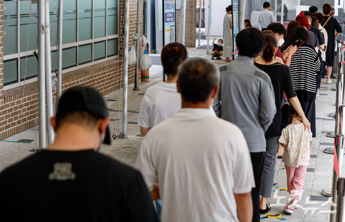 12일 서울 마포구보건소에 마련된 선별검사소를 찾은 시민들이 검사를 받기 위해 줄을 서고 있다. 박종민 기자