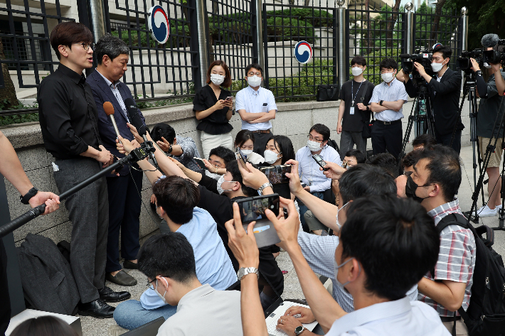 강제동원 소송 피해자 대리인인 임재성 변호사(왼쪽)가 14일 오후 일제 강제징용 피해자 배상 문제의 해법을 모색하는 민관협의회 2차 회의를 마치고 서울 종로구 도렴동 외교부 청사 앞에서 기자회견을 하고 있다. 연합뉴스