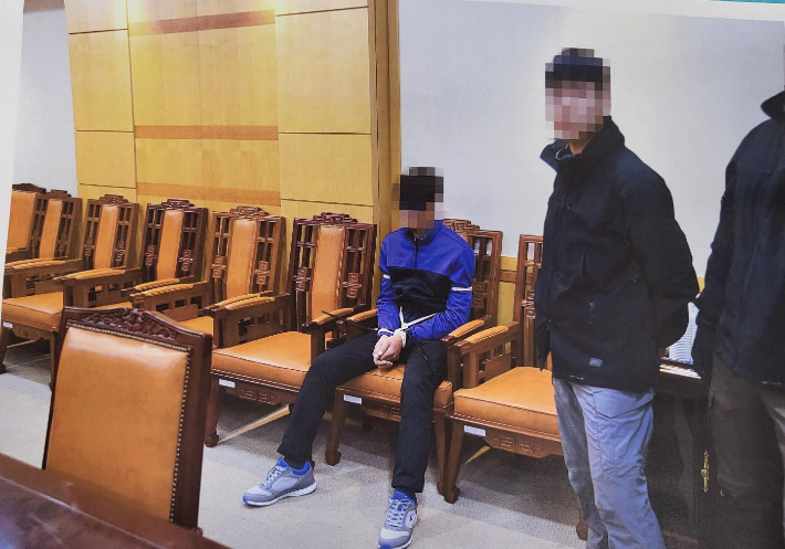 통일부는 지난 2019년 11월 판문점에서 탈북어민 2명을 북한으로 송환하던 당시 촬영한 사진을 12일 공개했다. 통일부 제공