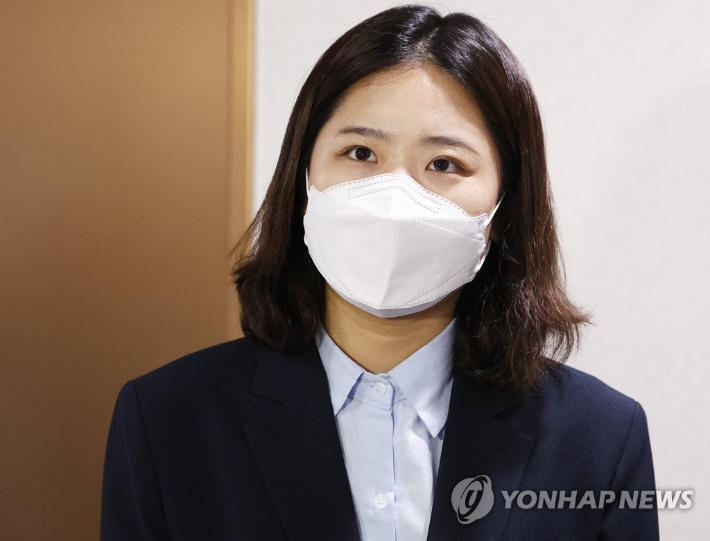 더불어민주당 박지현 전 비대위원장이 11일 오후 경기도 수원시 경기도청에서 김동연 경기도지사와 비공개 면담을 마친 후 취재진 질문에 답하고 있다. 연합뉴스