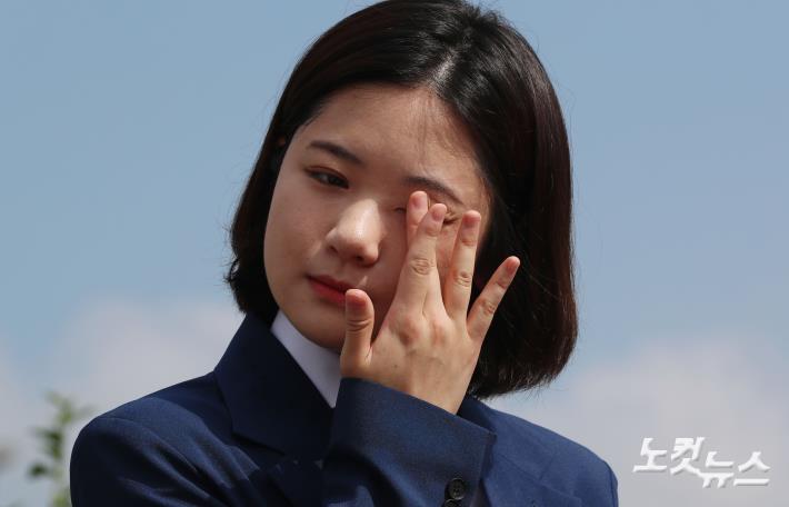 더불어민주당 박지현 전 비상대책위원장이 15일 오전 서울 여의도 국회 정문 앞에서 당 대표 출마선언을 하는 도중 눈으로 흐른 땀을 닦고 있다. 이날 박 전 위원장은 민주당의 공식적인 출마 불허 결정에도 당대표 출사표를 던졌다.