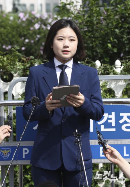 박지현 전 더불어민주당 공동비대위원장이 15일 국회 정문앞에서 기자회견을 열고 당대표 출마선언을 하고 있다.