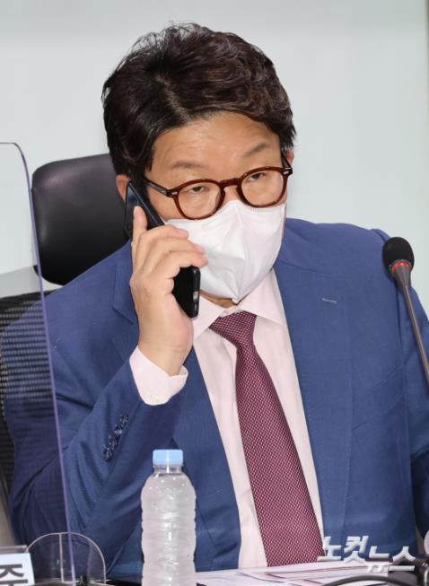 국민의힘 권성동 당대표 직무대행 겸 원내대표이 15일 오후 서울 여의도 국회 의원회관에서 홍석준 의원 주최로 열린 