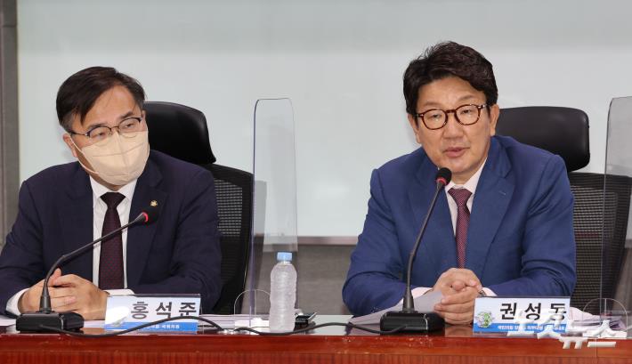 국민의힘 권성동 당 대표 직무대행 겸 원내대표가 15일 오후 서울 여의도 국회 의원회관에서 열린 