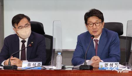 국민의힘 권성동 당 대표 직무대행 겸 원내대표가 15일 오후 서울 여의도 국회 의원회관에서 열린 