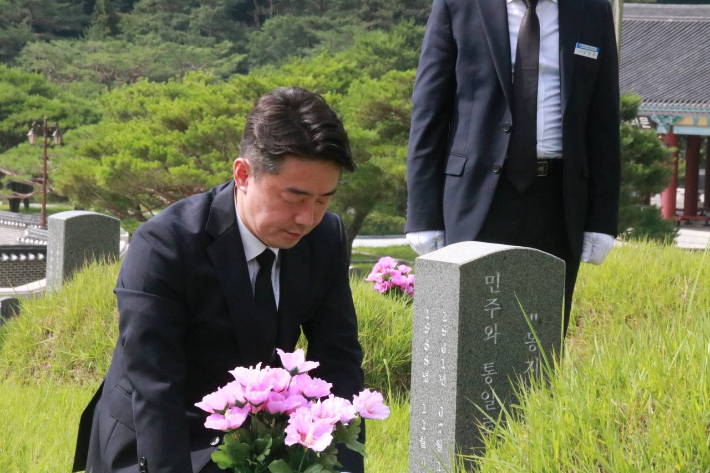 15일 국립 5·18 민주 묘지에 위치한 김형영 열사 묘를 참배하는 강훈식 의원. 강 의원 제공