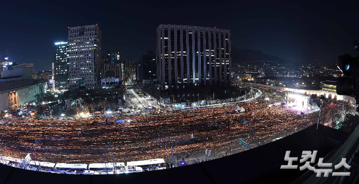 지난 2016년 박근혜 대통령 탄핵소추안이 가결된 다음날 서울 광화문광장에서 '박근혜 대통령 즉각 퇴진 촉구' 7차 촛불집회 참가자들이 촛불을 들고 행진하고 있다. 사진공동취재단