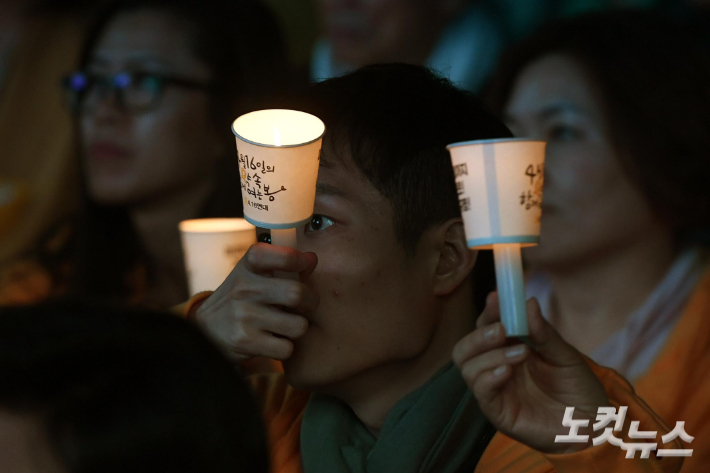 집회 참석자들이 촛불을 들고 있다. 박종민 기자