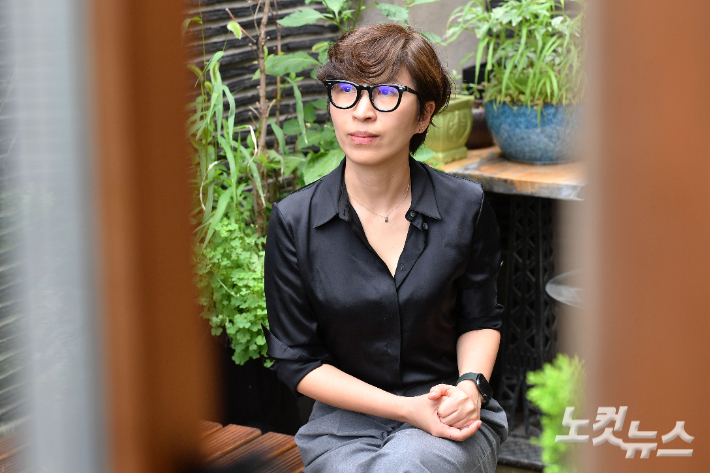 14일 오후 서울 종로구 삼청동의 한 카페에서 영화 '헤어질 결심'의 정서경 작가가 인터뷰에 앞서 포즈를 취하고 있다. 류영주 기자