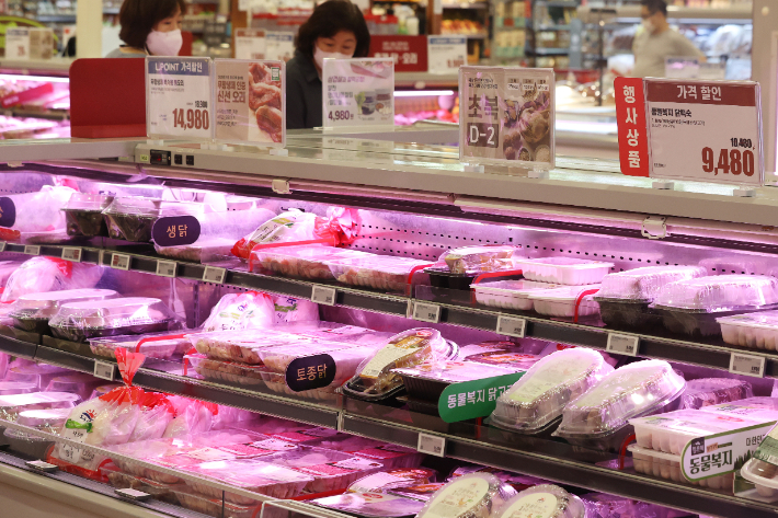 가격조사 전문기관인 한국물가정보 조사에 따르면 생닭 4마리(2㎏) 가격은 전년 대비 36.4%(4800원) 오른 1만8천원이다. 연합뉴스