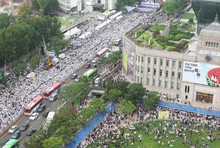 16일 오후 서울광장에서 3년 만에 퀴어문화축제와 맞불 집회가 열리고 있다. 연합뉴스