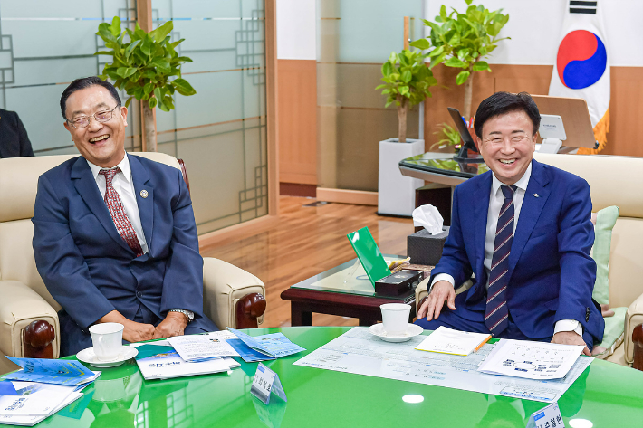 최석호 미 캘리포니아주 하원의원(왼쪽)과 정기명 여수시장이 시장실에 만나 환담을 나누고 있다. 여수시 제공
