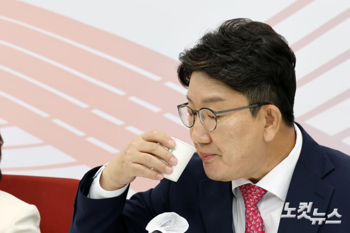 물 마시는 권성동 원내대표