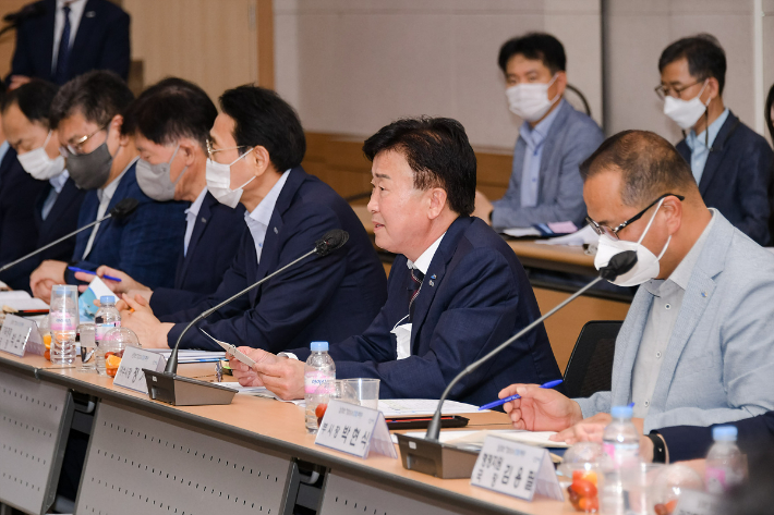 정기명 여수시장이 더불어민주당 여수지역위원회와 당정협의회를 열고 있다. 여수시 제공