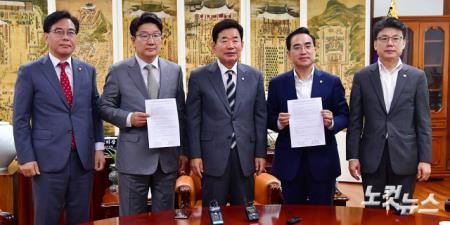 권성동 국민의힘 원내대표와 박홍근 더불어민주당 원내대표가 18일 서울 여의도 국회 의장실에서 김진표 국회의장 주재로 열린 여야 원내대표 회동에서 민생경제안정특별위원회 구성과 교섭단체 대표연설과 대정부질문을 위한 본회의 일정에 합의하고 합의문을 들어보있이고 있다.