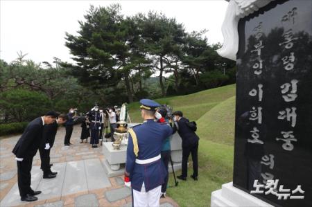 당대표 출마를 선언한 이재명 더불어민주당 의원이 18일 오전 서울 동작구 국립서울현충원 김대중 대통령 묘소를 찾아 참배를 하고 있다.