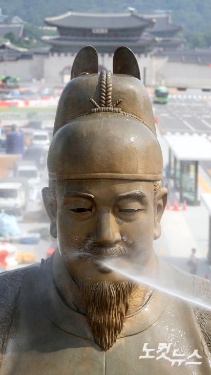 세종대왕 동상 세척